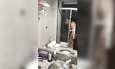 Latina Milf con Grandes Pechos en la Ducha