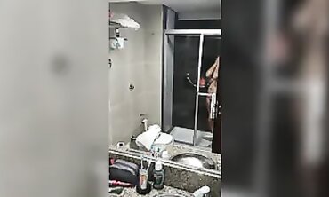 Latina Milf con Grandes Pechos en la Ducha
