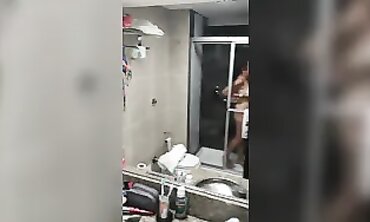 Latina Milf con Grandes Pechos en la Ducha