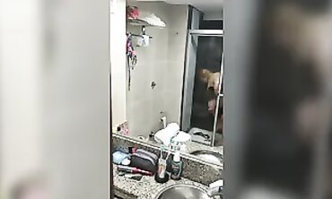 Latina Milf con Grandes Pechos en la Ducha