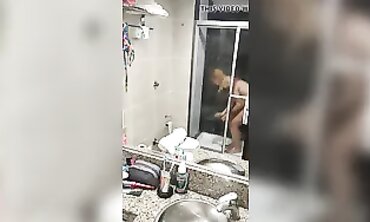 Latina Milf con Grandes Pechos en la Ducha
