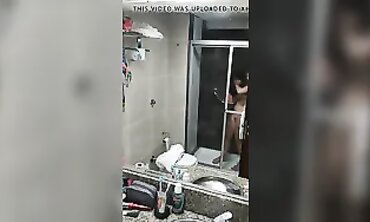 Latina Milf con Grandes Pechos en la Ducha