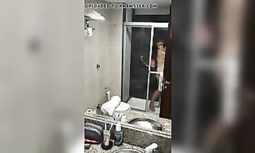 Latina Milf con Grandes Pechos en la Ducha