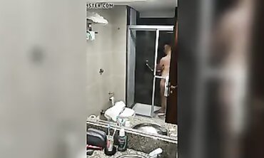 Latina Milf con Grandes Pechos en la Ducha