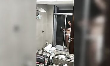 Latina Milf con Grandes Pechos en la Ducha
