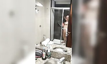 Latina Milf con Grandes Pechos en la Ducha
