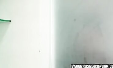 Ebony MILF With Huge Booty Bathes Before Sex