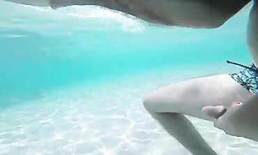 Jeune blonde amateur surprise en train de baiser dans l'eau