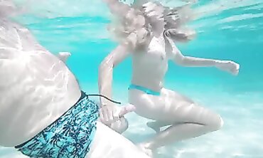 Jeune blonde amateur surprise en train de baiser dans l'eau