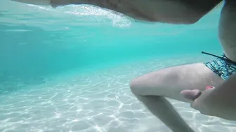 Jeune blonde amateur surprise en train de baiser dans l'eau