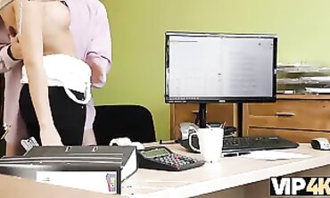 VIP4K: Jovencita se deja castigar por dinero en audición