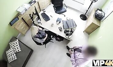 VIP4K: Jovencita se deja castigar por dinero en audición