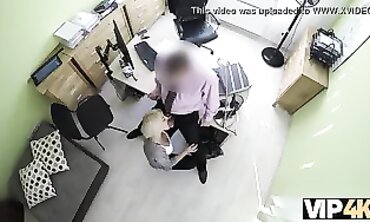 VIP4K: Jovencita se deja castigar por dinero en audición