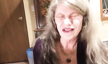 La nonna fa una fellazione su un dildo in posizione cowgirl