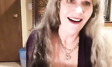 La nonna fa una fellazione su un dildo in posizione cowgirl
