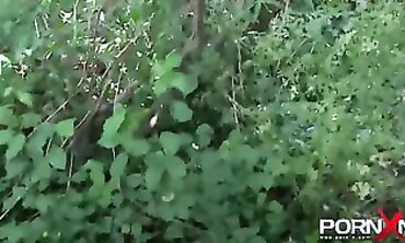 Jaye Rose Public Outdoor Peeing Session