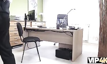 VIP4K: Belle Russe Se Fait Prendre par un Agent