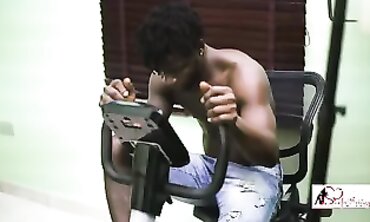 Juicy Ebony Camgirl Gets Hardcore Workout in Public Gym