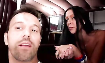 Texas Patti motiviert die Autoschrauber mit Bikini und Blowjob