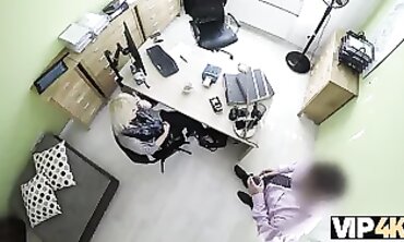 VIP4K: Jovencita rubia da una cabeza y abre las piernas