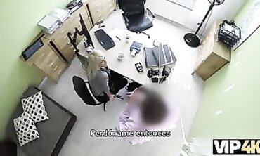 VIP4K: Jovencita rubia da una cabeza y abre las piernas