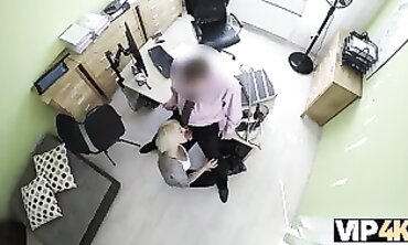 VIP4K: Jovencita rubia da una cabeza y abre las piernas
