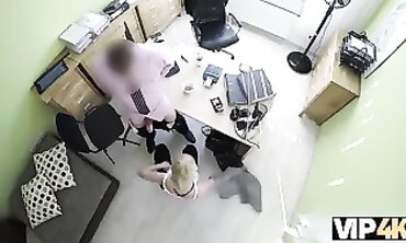 VIP4K: Jovencita rubia da una cabeza y abre las piernas