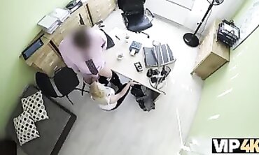 VIP4K: Jovencita rubia da una cabeza y abre las piernas