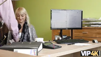 VIP4K: Jovencita rubia da una cabeza y abre las piernas
