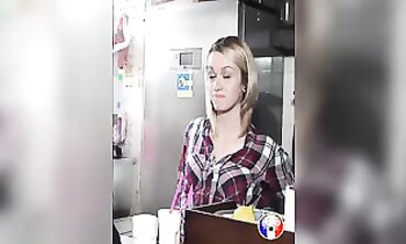Alexia se fait punir par le mec de sa mère
