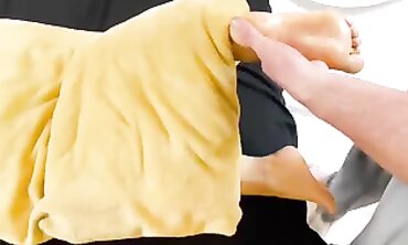 Blonde MILF Gets Oiled Massage With Foot And Toe Focus