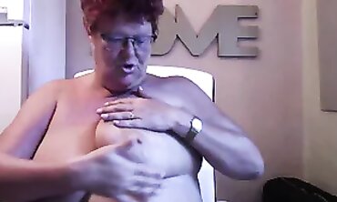 Oiled Mature Beauty Enjoys Lengthy Solo Stroke