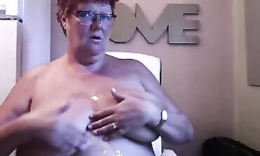 Oiled Mature Beauty Enjoys Lengthy Solo Stroke