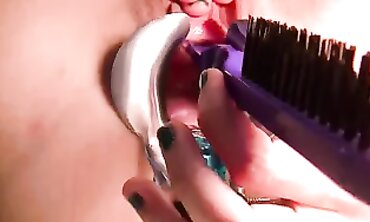 Willamina Giddons: Enormous Anal Plug Sounding & Peeing