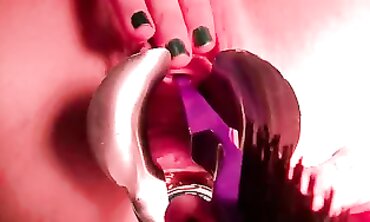 Willamina Giddons: Enormous Anal Plug Sounding & Peeing