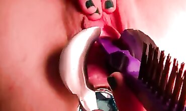 Willamina Giddons: Enormous Anal Plug Sounding & Peeing