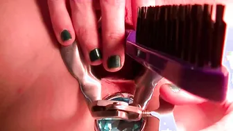 Willamina Giddons: Enormous Anal Plug Sounding & Peeing