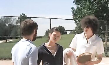 2 Tenistas y una mujer: Trío con dos jugadores de tenis