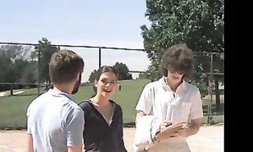 2 Tenistas y una mujer: Trío con dos jugadores de tenis