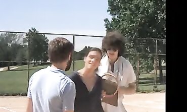 2 Tenistas y una mujer: Trío con dos jugadores de tenis