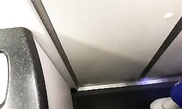 Sexe Public Risqué : Je Surprends Mon Mari dans les Toilettes de l'Avion