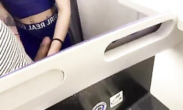Sexe Public Risqué : Je Surprends Mon Mari dans les Toilettes de l'Avion