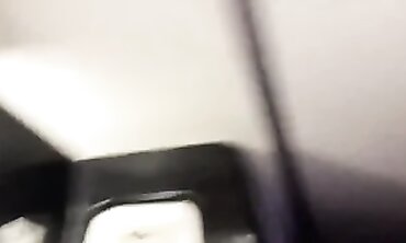 Sexe Public Risqué : Je Surprends Mon Mari dans les Toilettes de l'Avion