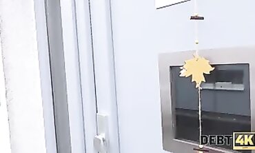 DEBT4k: Muskulöser Mann züchtigt seinen jungen, schlanken Schuldner