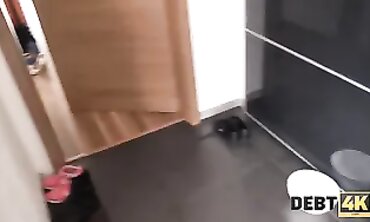 DEBT4k: Muskulöser Mann züchtigt seinen jungen, schlanken Schuldner