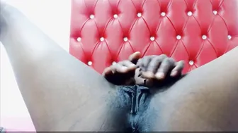 Fit Ebony MILF With Slit Lips Wants To Play