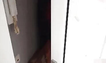 Reife Brunette mit Kontrolle im Anal-Sex