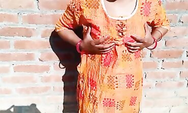 गांव की लड़की दीवार के पीछे जबरदस्त सेक्स करती है