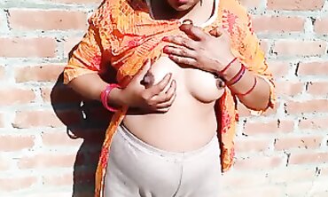गांव की लड़की दीवार के पीछे जबरदस्त सेक्स करती है