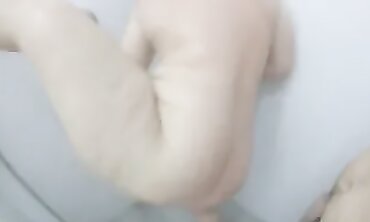 Mia Khalifa y DiablaLatinaTour en Baño con Prostituta Madura Venezolana